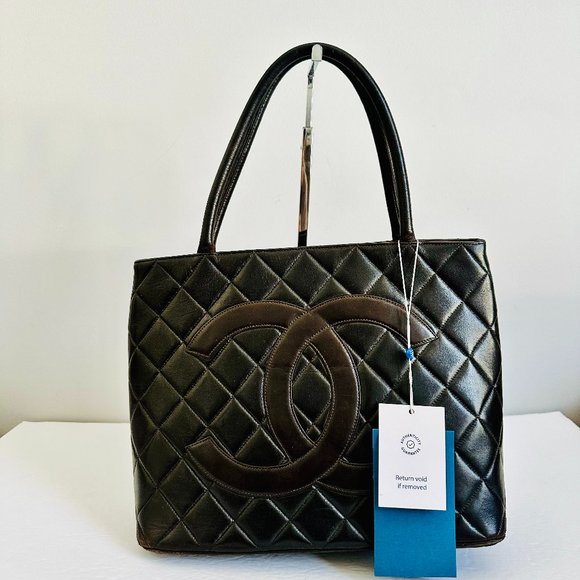 AUTHENTIC CHANEL VINTAGE BLACK SMOOTH LEATHER MEDALLION  SATCHEL MADE IN FRANCE - Picture 1 of 12